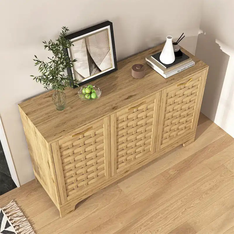 Sideboard mit 3 Türen, geflochtenen Türfüllungen und goldenen Griffen