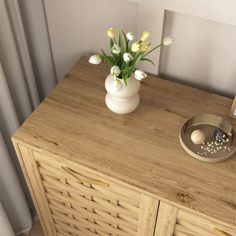 Sideboard mit 3 Türen, geflochtenen Türfüllungen und goldenen Griffen
