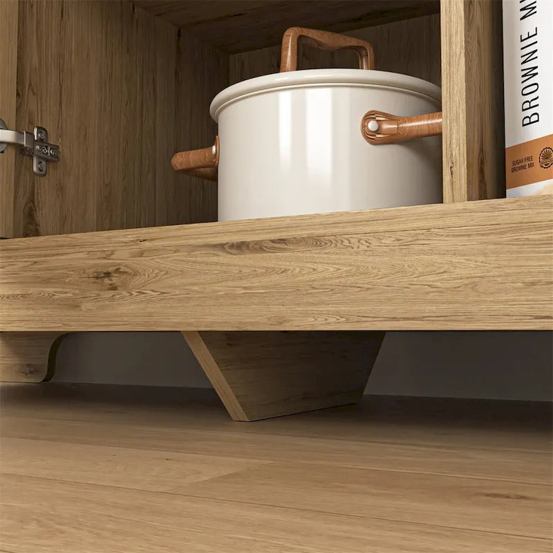 Sideboard mit 3 Türen, geflochtenen Türfüllungen und goldenen Griffen